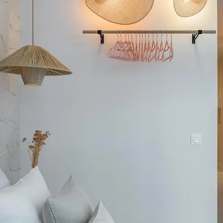 Apartment Pink & Wood Cocoon Paris