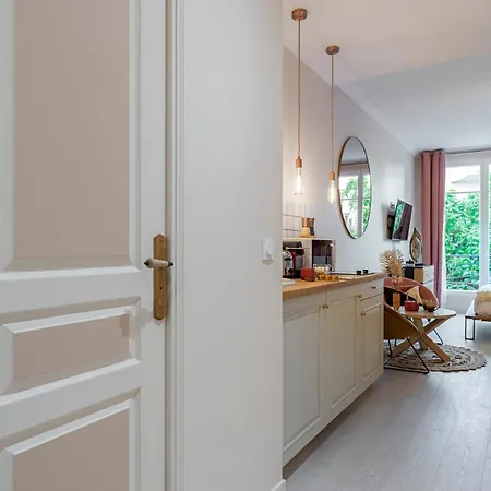 Pink & Wood Cocoon Apartment *
