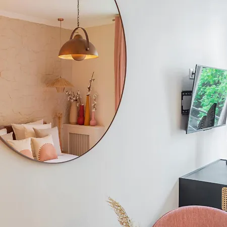 Apartment Pink & Wood Cocoon Paris
