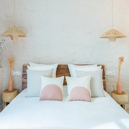 Apartment Pink & Wood Cocoon Paris