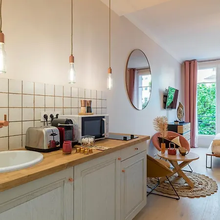 Apartment Pink & Wood Cocoon Paris
